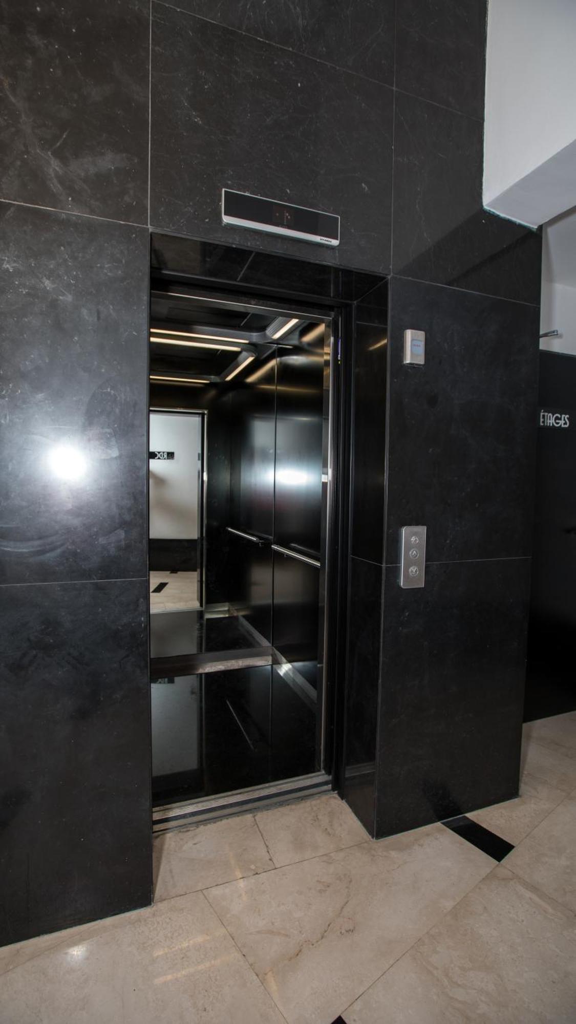 Standing 2-bedroom In Gauthier Apartamento *